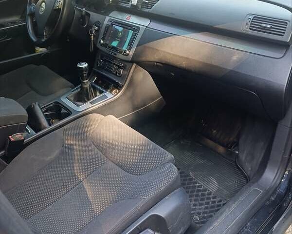 Черный Фольксваген Пассат, объемом двигателя 1.97 л и пробегом 375 тыс. км за 5500 $, фото 5 на Automoto.ua