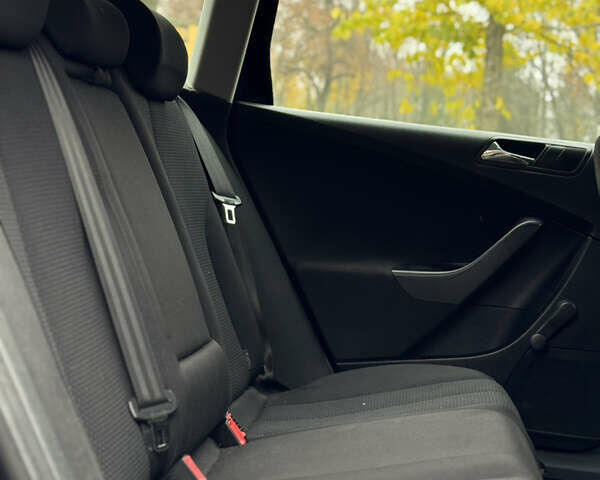 Черный Фольксваген Пассат, объемом двигателя 1.9 л и пробегом 438 тыс. км за 5950 $, фото 25 на Automoto.ua