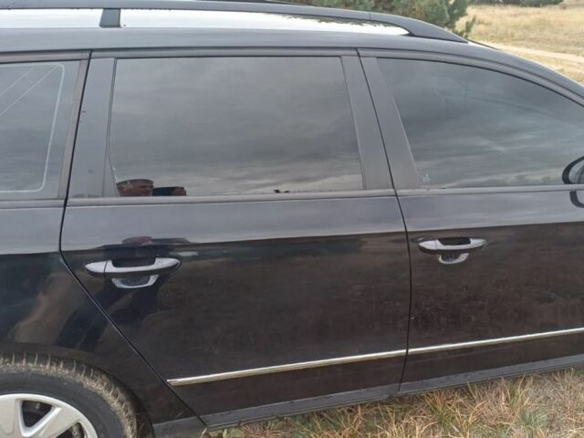 Чорний Фольксваген Пассат, об'ємом двигуна 2 л та пробігом 395 тис. км за 5999 $, фото 1 на Automoto.ua