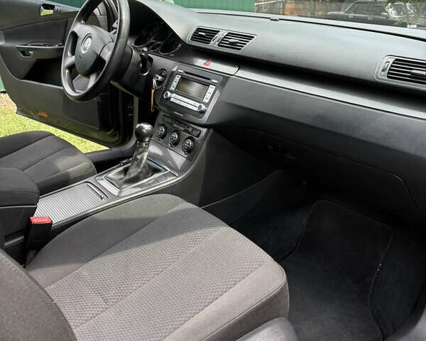 Черный Фольксваген Пассат, объемом двигателя 1.6 л и пробегом 183 тыс. км за 6500 $, фото 12 на Automoto.ua