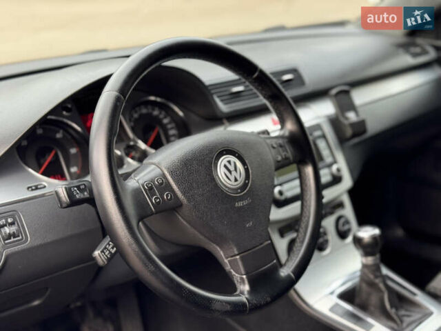 Черный Фольксваген Пассат, объемом двигателя 2 л и пробегом 290 тыс. км за 5699 $, фото 56 на Automoto.ua