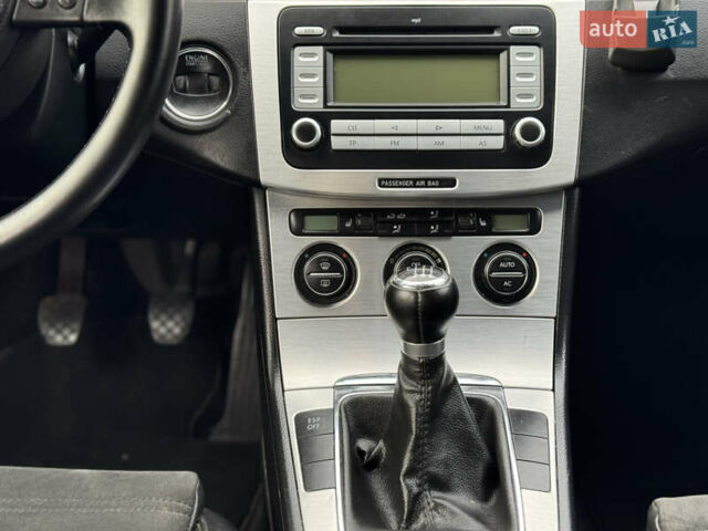 Черный Фольксваген Пассат, объемом двигателя 2 л и пробегом 290 тыс. км за 5699 $, фото 63 на Automoto.ua