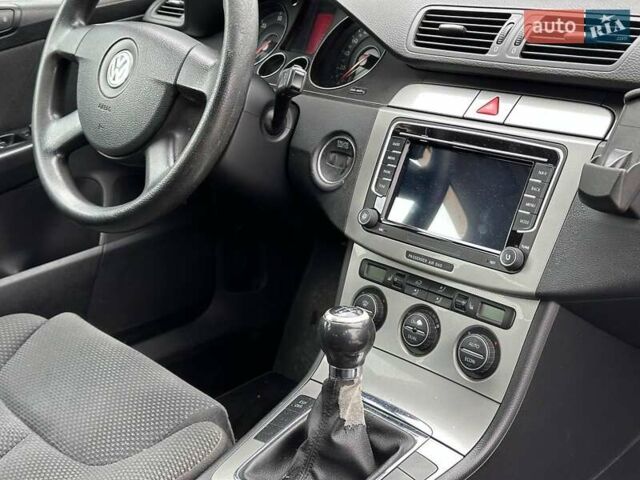 Черный Фольксваген Пассат, объемом двигателя 2 л и пробегом 288 тыс. км за 7290 $, фото 31 на Automoto.ua