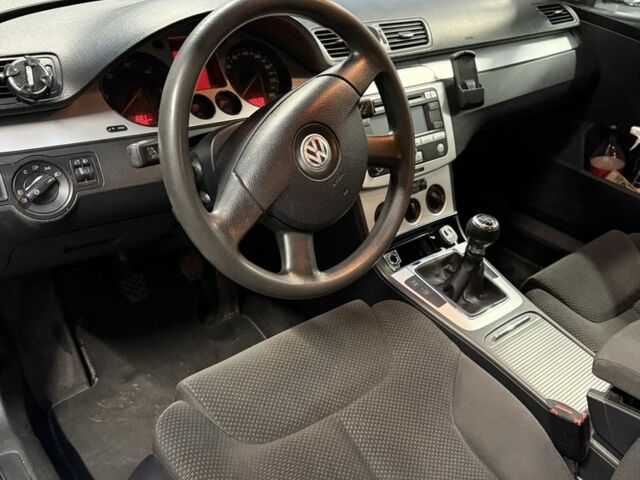 Черный Фольксваген Пассат, объемом двигателя 2 л и пробегом 400 тыс. км за 3500 $, фото 11 на Automoto.ua