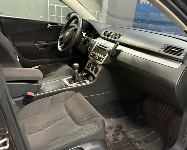 Черный Фольксваген Пассат, объемом двигателя 2 л и пробегом 400 тыс. км за 3500 $, фото 12 на Automoto.ua