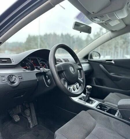 Черный Фольксваген Пассат, объемом двигателя 1.9 л и пробегом 295 тыс. км за 1550 $, фото 5 на Automoto.ua