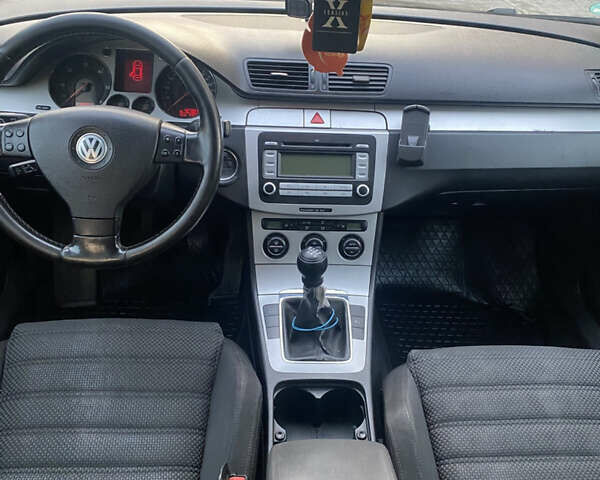 Черный Фольксваген Пассат, объемом двигателя 1.97 л и пробегом 427 тыс. км за 4950 $, фото 8 на Automoto.ua