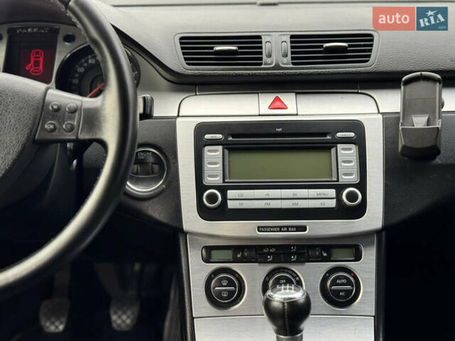 Черный Фольксваген Пассат, объемом двигателя 2 л и пробегом 290 тыс. км за 5699 $, фото 62 на Automoto.ua