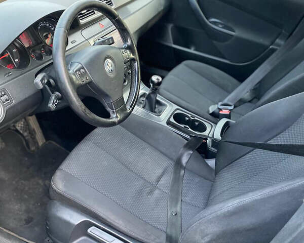 Черный Фольксваген Пассат, объемом двигателя 1.97 л и пробегом 300 тыс. км за 2750 $, фото 6 на Automoto.ua