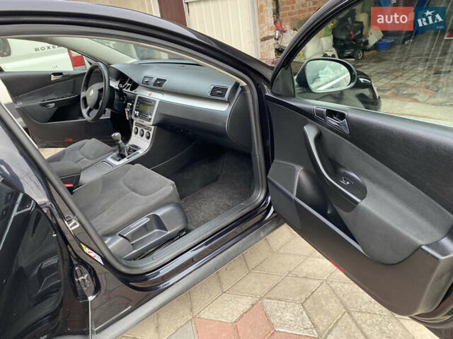 Черный Фольксваген Пассат, объемом двигателя 1.6 л и пробегом 290 тыс. км за 5650 $, фото 19 на Automoto.ua