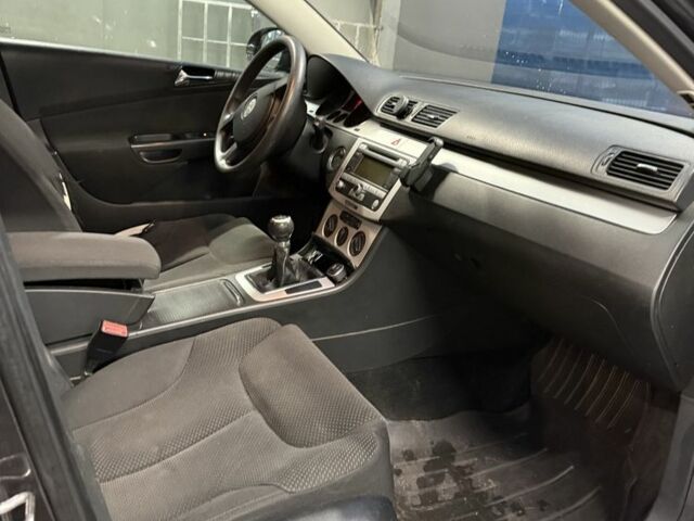 Черный Фольксваген Пассат, объемом двигателя 2 л и пробегом 400 тыс. км за 3500 $, фото 12 на Automoto.ua