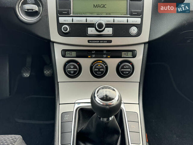 Черный Фольксваген Пассат, объемом двигателя 1.97 л и пробегом 227 тыс. км за 7300 $, фото 44 на Automoto.ua