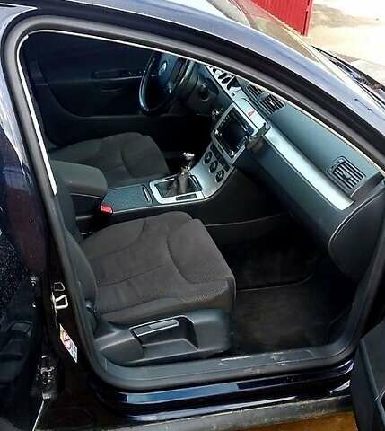 Черный Фольксваген Пассат, объемом двигателя 2 л и пробегом 302 тыс. км за 6300 $, фото 3 на Automoto.ua