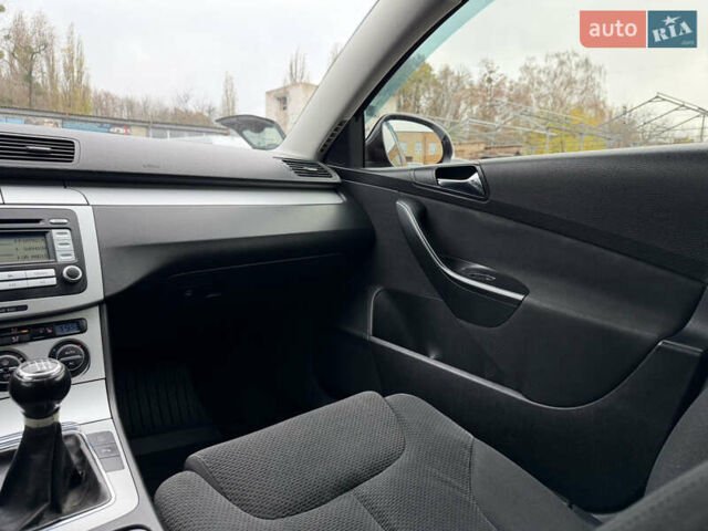 Черный Фольксваген Пассат, объемом двигателя 1.97 л и пробегом 249 тыс. км за 4800 $, фото 56 на Automoto.ua