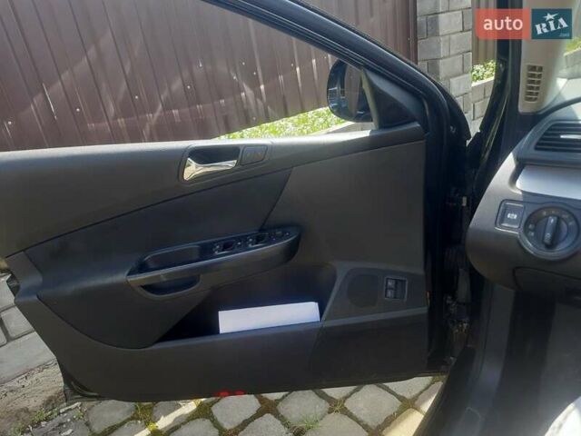 Черный Фольксваген Пассат, объемом двигателя 2 л и пробегом 299 тыс. км за 7000 $, фото 6 на Automoto.ua