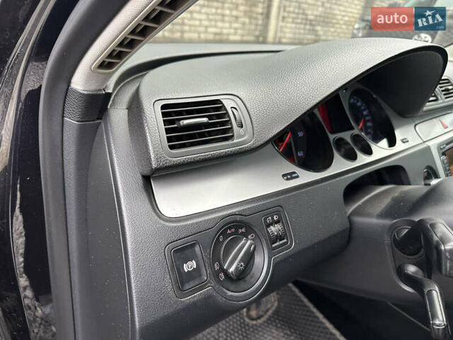 Чорний Фольксваген Пассат, об'ємом двигуна 2 л та пробігом 330 тис. км за 6500 $, фото 10 на Automoto.ua