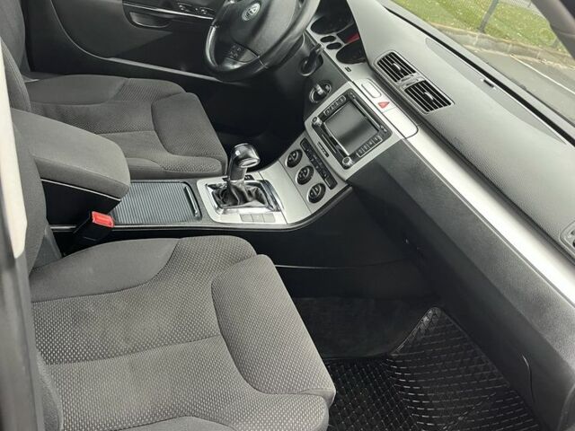 Чорний Фольксваген Пассат, об'ємом двигуна 2 л та пробігом 255 тис. км за 7100 $, фото 7 на Automoto.ua