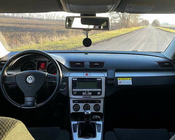 Черный Фольксваген Пассат, объемом двигателя 1.8 л и пробегом 257 тыс. км за 6100 $, фото 11 на Automoto.ua