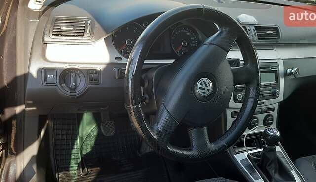 Черный Фольксваген Пассат, объемом двигателя 1.4 л и пробегом 237 тыс. км за 7000 $, фото 4 на Automoto.ua