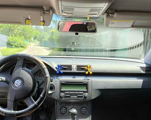 Черный Фольксваген Пассат, объемом двигателя 1.6 л и пробегом 200 тыс. км за 6800 $, фото 3 на Automoto.ua