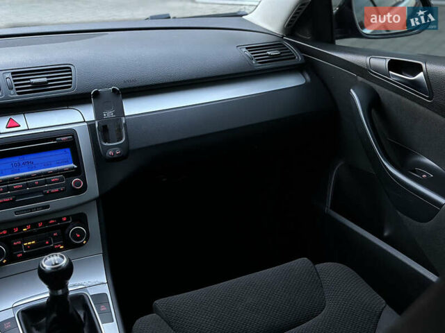 Чорний Фольксваген Пассат, об'ємом двигуна 1.6 л та пробігом 285 тис. км за 6999 $, фото 44 на Automoto.ua