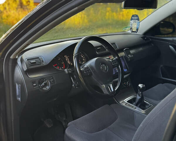 Черный Фольксваген Пассат, объемом двигателя 1.6 л и пробегом 229 тыс. км за 8222 $, фото 56 на Automoto.ua