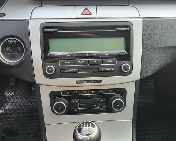 Черный Фольксваген Пассат, объемом двигателя 1.6 л и пробегом 294 тыс. км за 7300 $, фото 29 на Automoto.ua