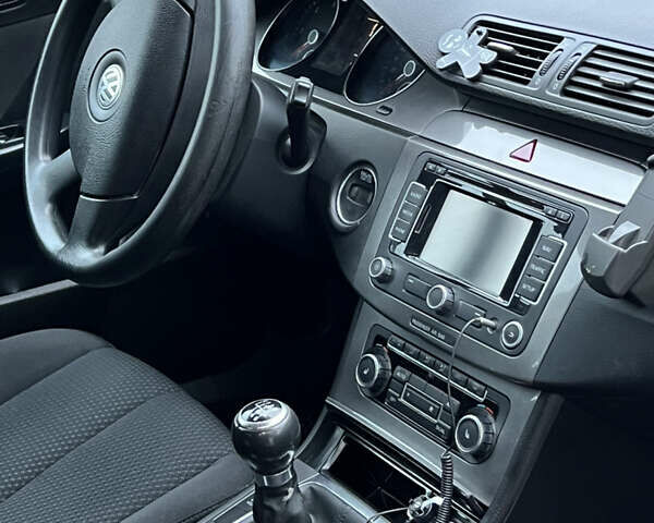 Черный Фольксваген Пассат, объемом двигателя 1.97 л и пробегом 322 тыс. км за 5850 $, фото 12 на Automoto.ua