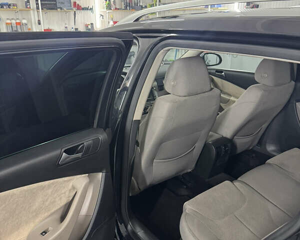 Черный Фольксваген Пассат, объемом двигателя 1.6 л и пробегом 351 тыс. км за 6700 $, фото 16 на Automoto.ua