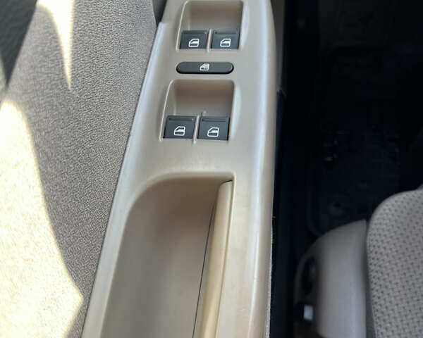 Черный Фольксваген Пассат, объемом двигателя 1.8 л и пробегом 324 тыс. км за 7900 $, фото 16 на Automoto.ua