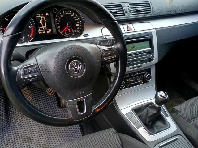 Черный Фольксваген Пассат, объемом двигателя 1.6 л и пробегом 200 тыс. км за 7500 $, фото 1 на Automoto.ua