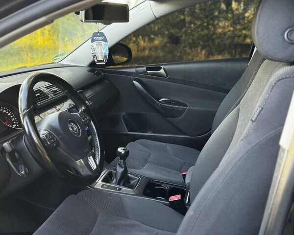 Черный Фольксваген Пассат, объемом двигателя 1.6 л и пробегом 229 тыс. км за 8222 $, фото 58 на Automoto.ua