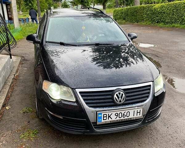 Черный Фольксваген Пассат, объемом двигателя 1.6 л и пробегом 280 тыс. км за 5600 $, фото 1 на Automoto.ua