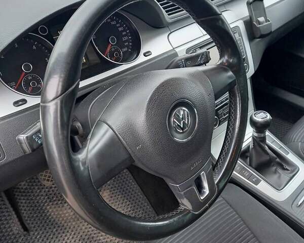 Черный Фольксваген Пассат, объемом двигателя 1.97 л и пробегом 411 тыс. км за 8100 $, фото 4 на Automoto.ua