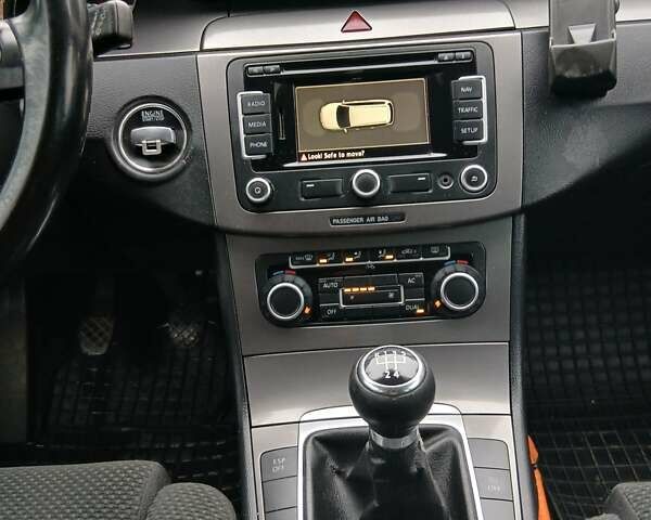 Черный Фольксваген Пассат, объемом двигателя 1.6 л и пробегом 321 тыс. км за 7300 $, фото 13 на Automoto.ua