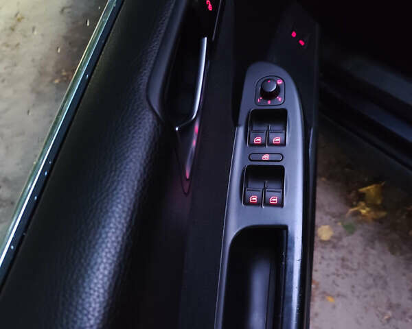 Черный Фольксваген Пассат, объемом двигателя 2 л и пробегом 333 тыс. км за 8000 $, фото 2 на Automoto.ua