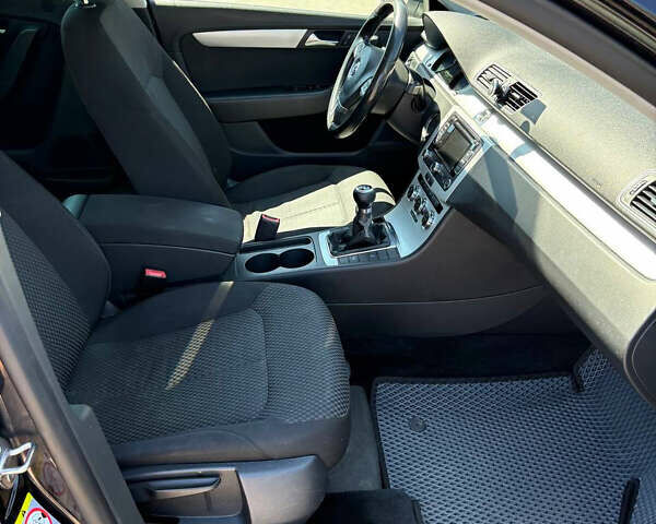 Черный Фольксваген Пассат, объемом двигателя 2 л и пробегом 277 тыс. км за 10400 $, фото 5 на Automoto.ua