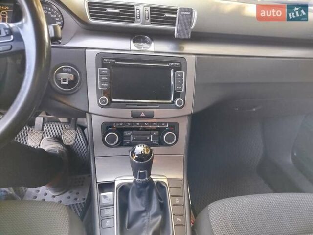 Черный Фольксваген Пассат, объемом двигателя 1.6 л и пробегом 310 тыс. км за 9000 $, фото 6 на Automoto.ua