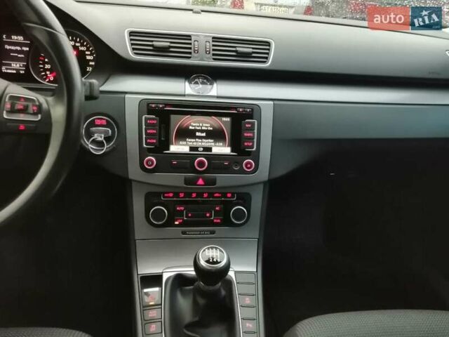 Черный Фольксваген Пассат, объемом двигателя 1.6 л и пробегом 266 тыс. км за 9300 $, фото 4 на Automoto.ua