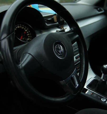 Черный Фольксваген Пассат, объемом двигателя 1.97 л и пробегом 290 тыс. км за 8200 $, фото 4 на Automoto.ua