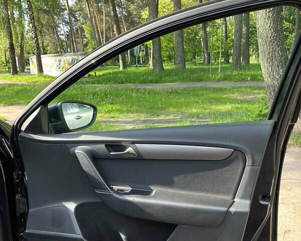 Черный Фольксваген Пассат, объемом двигателя 1.97 л и пробегом 280 тыс. км за 12200 $, фото 15 на Automoto.ua
