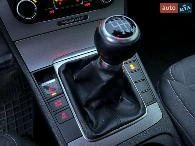 Черный Фольксваген Пассат, объемом двигателя 1.6 л и пробегом 350 тыс. км за 9350 $, фото 10 на Automoto.ua