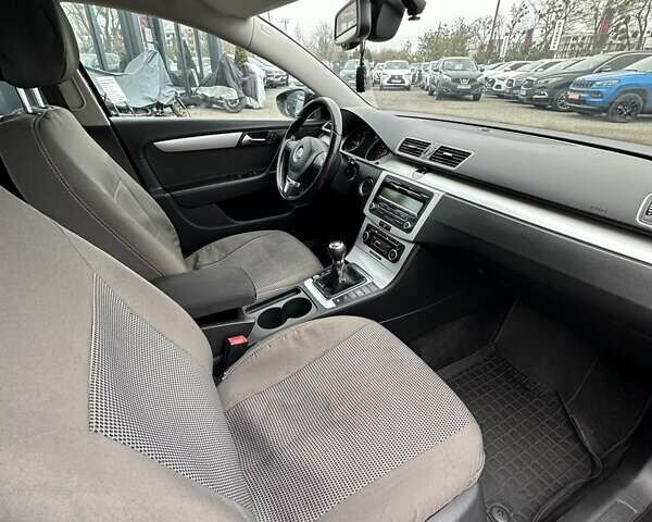 Черный Фольксваген Пассат, объемом двигателя 1.6 л и пробегом 317 тыс. км за 10200 $, фото 24 на Automoto.ua