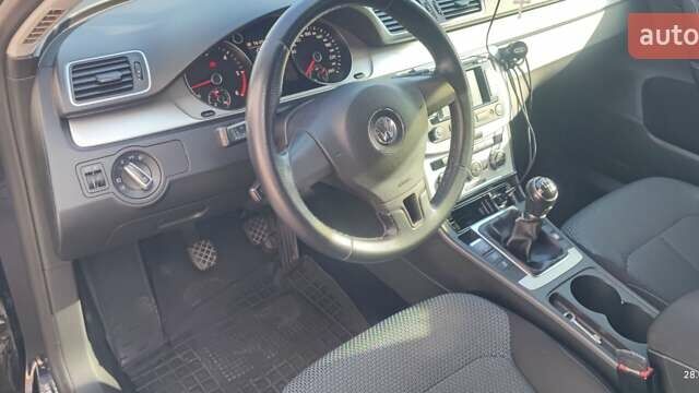 Чорний Фольксваген Пассат, об'ємом двигуна 1.6 л та пробігом 325 тис. км за 9100 $, фото 13 на Automoto.ua