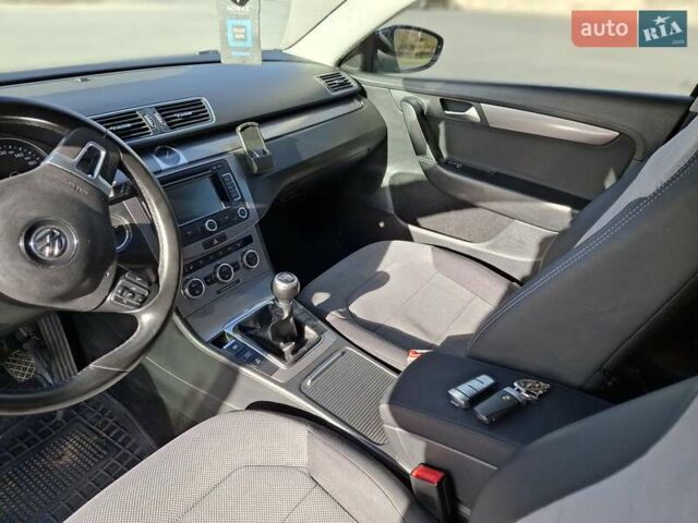 Черный Фольксваген Пассат, объемом двигателя 1.97 л и пробегом 217 тыс. км за 10500 $, фото 12 на Automoto.ua