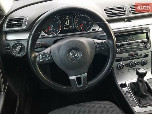 Черный Фольксваген Пассат, объемом двигателя 1.8 л и пробегом 165 тыс. км за 10799 $, фото 65 на Automoto.ua