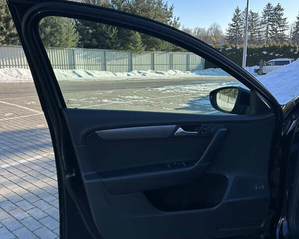 Чорний Фольксваген Пассат, об'ємом двигуна 2 л та пробігом 240 тис. км за 12300 $, фото 6 на Automoto.ua