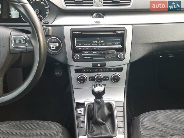 Черный Фольксваген Пассат, объемом двигателя 1.8 л и пробегом 165 тыс. км за 10799 $, фото 66 на Automoto.ua