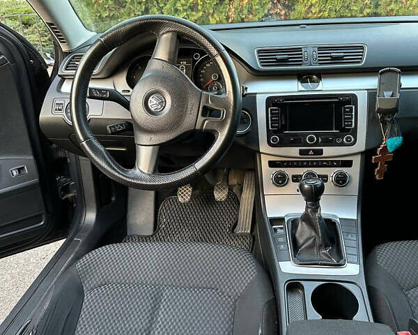 Черный Фольксваген Пассат, объемом двигателя 2 л и пробегом 315 тыс. км за 8900 $, фото 4 на Automoto.ua