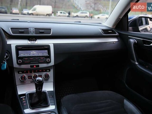 Черный Фольксваген Пассат, объемом двигателя 1.6 л и пробегом 262 тыс. км за 8800 $, фото 12 на Automoto.ua